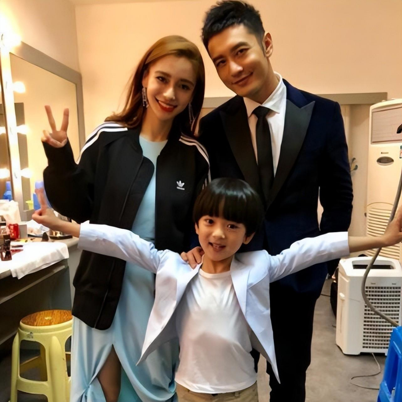 杨颖分享了她和黄晓明的儿子小海绵的照片给付辛博等人看,得到了大家