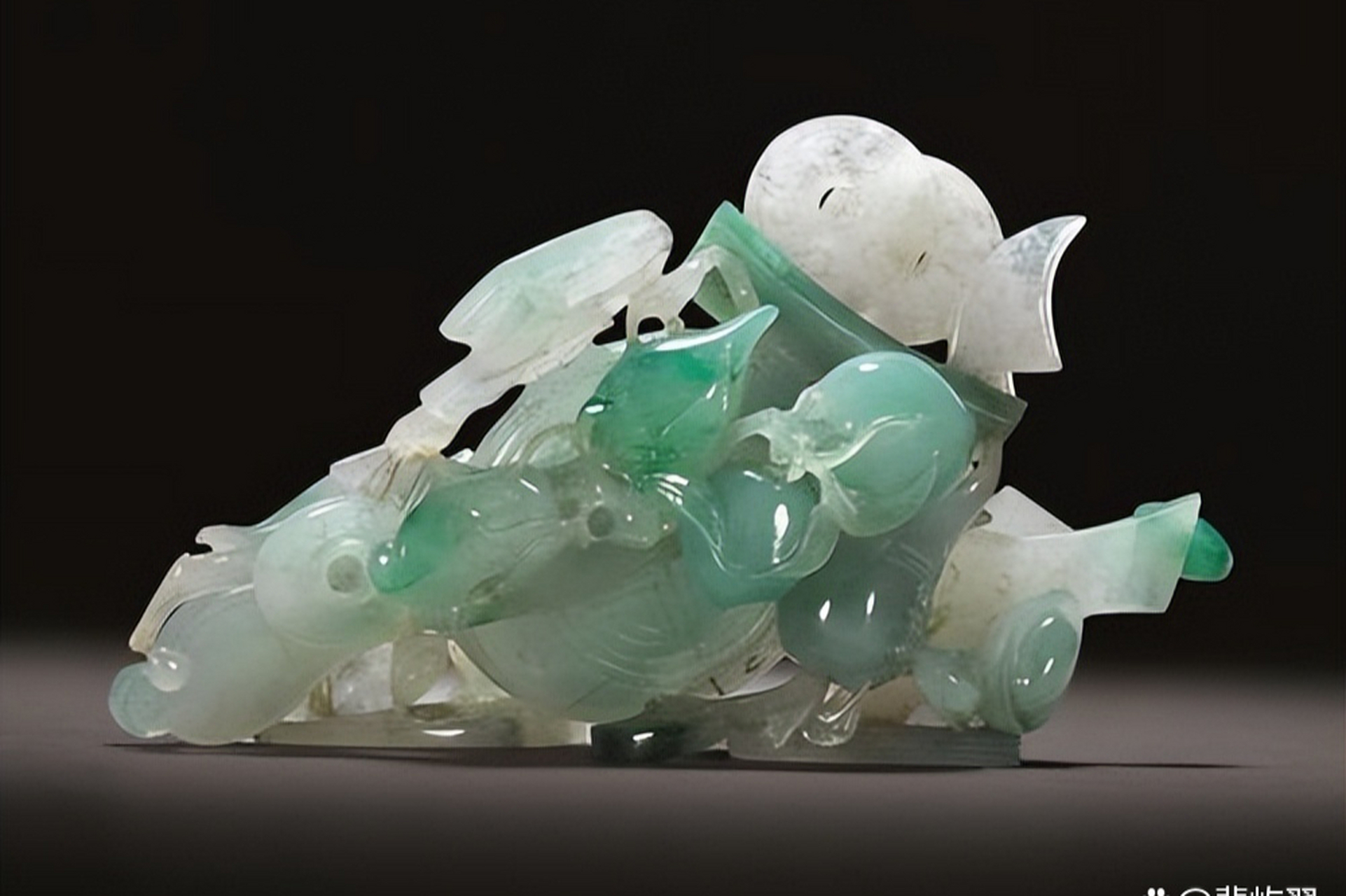 故宫博物馆珍藏的800多件翡翠中,几乎找不到冰种质地的翡翠.