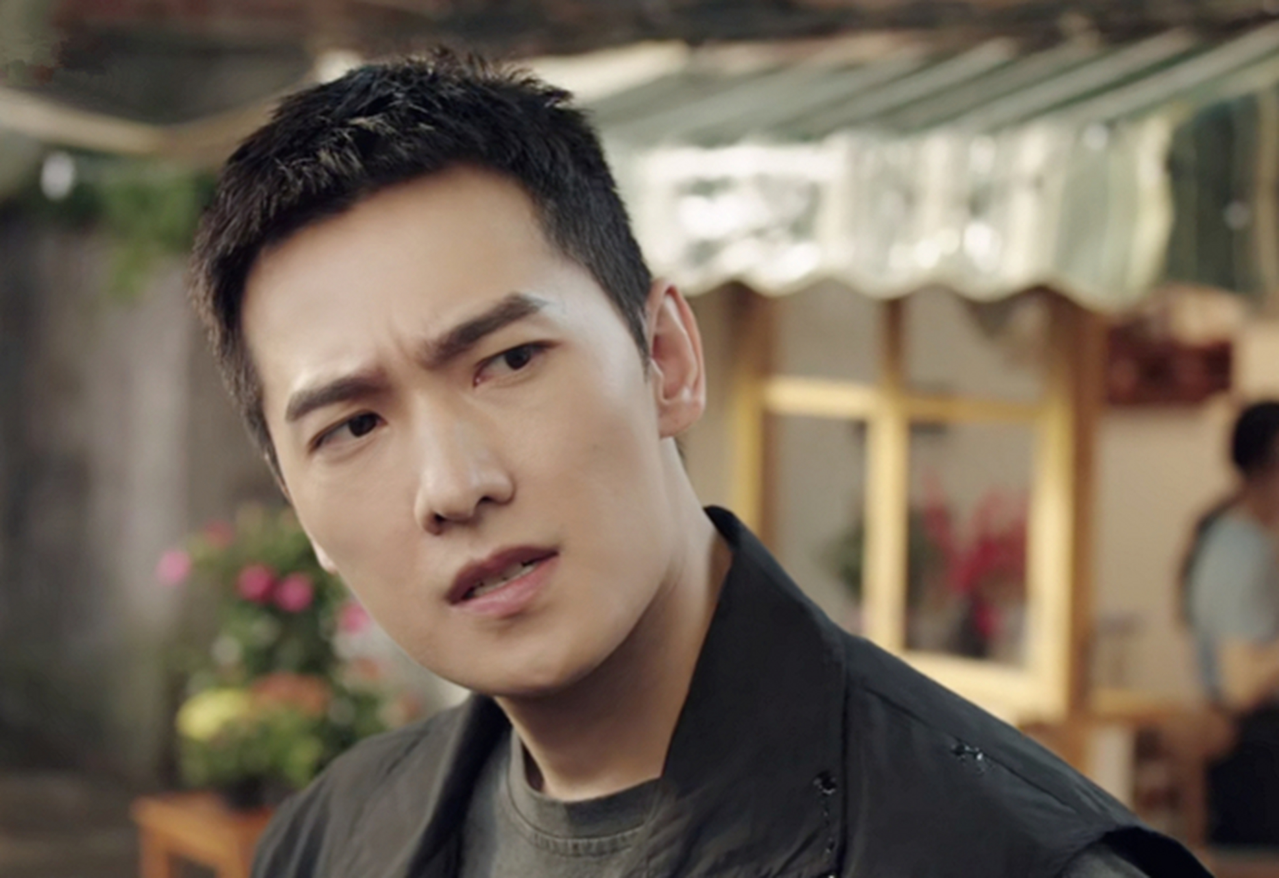 杨洋把偶像包袱焊身上了  《我的人间烟火》开播以来,关于杨洋的"端王