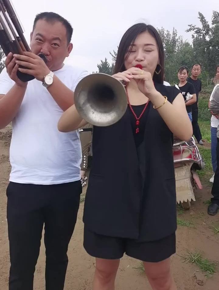 美女吹唢呐的精彩视频