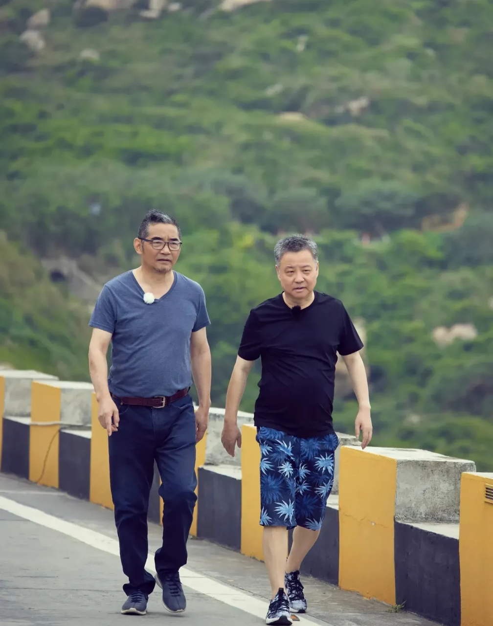 苏童立刻接上,"我现在都不看余华的作品,马上扔一边去.