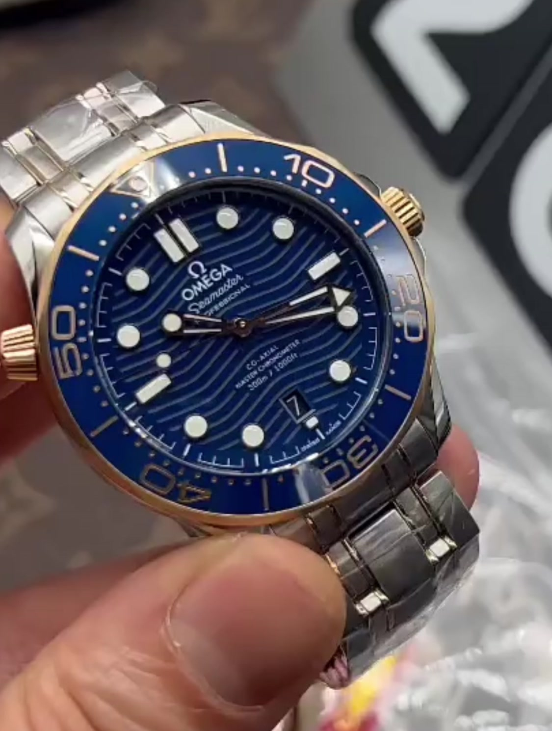欧米茄间金海马300系列不愧是为年轻活力设计的表款