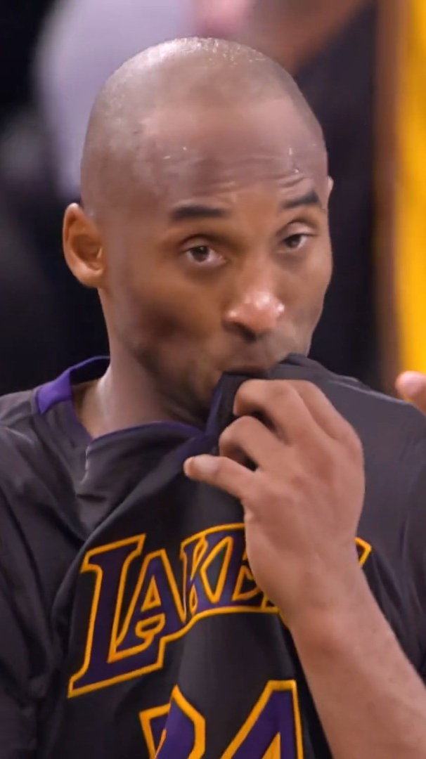 科比为什么喜欢叼球衣呢?