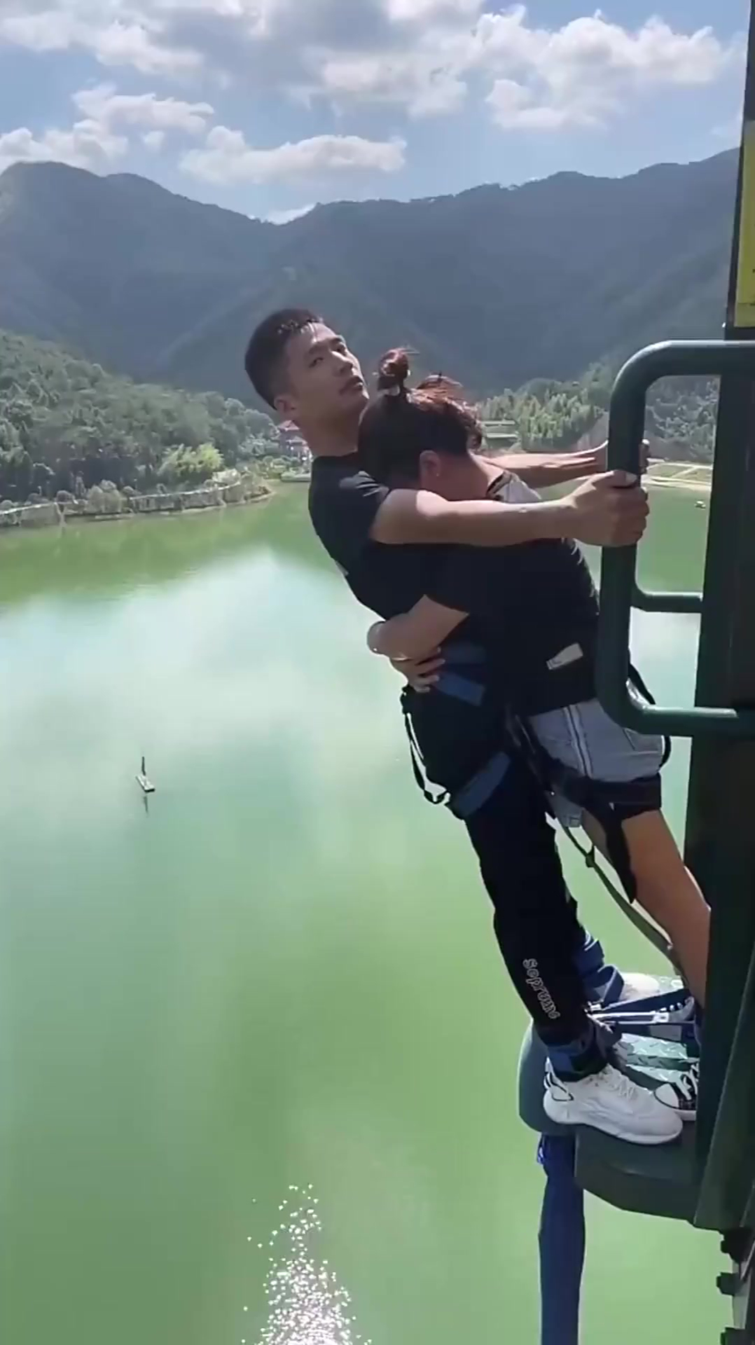 情侣挑战蹦极,小伙的表现,估计美女要重新考虑结婚!