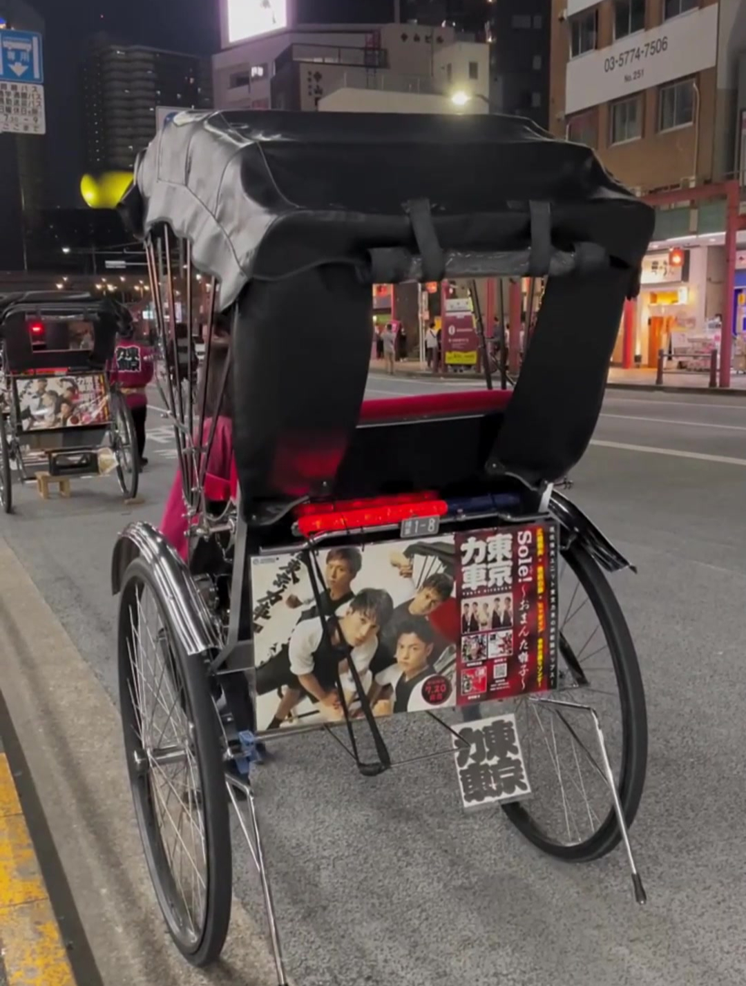 日本街头的人力车车夫,虽然挣得不多,但是快乐最重要!