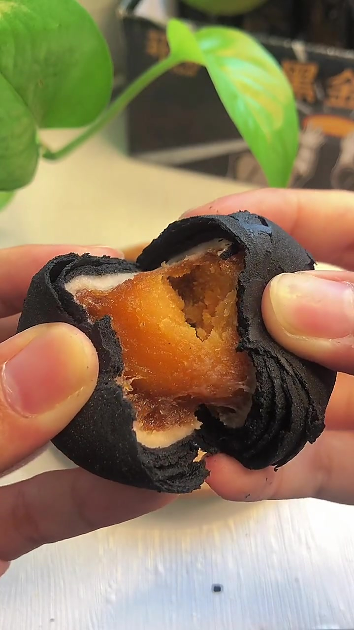 奇葩零食都有什么?黑金酥 肯定得算一个,但耐不住它好吃啊