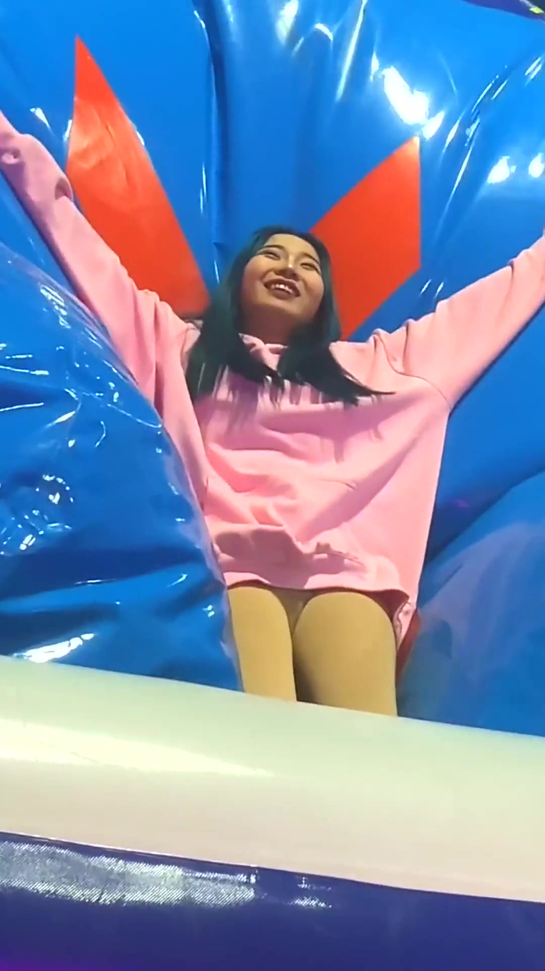 小姐姐挑战网红蹦床,眼前一幕,男友一点都不懂得怜香惜玉!