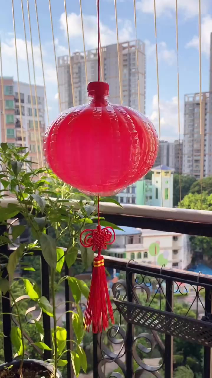 矿泉水瓶和气球做的大红灯笼简单又好看