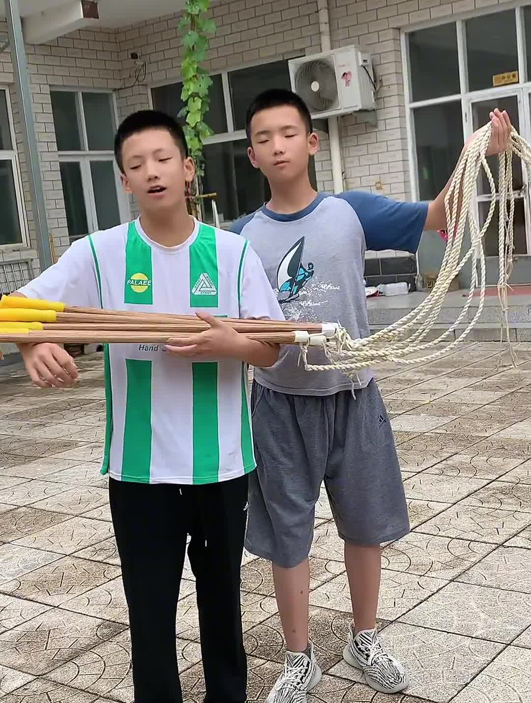 农村双胞胎放羊娃,纯牛皮放羊鞭健身鞭强身健体增强免疫力-度小视