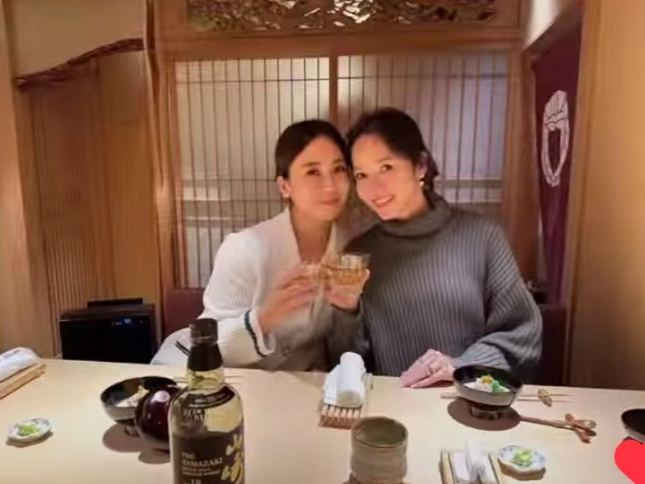 侯佩岑与陶喆妻子同框,手搭肩膀感情好,闺蜜俩身材苗条气质佳