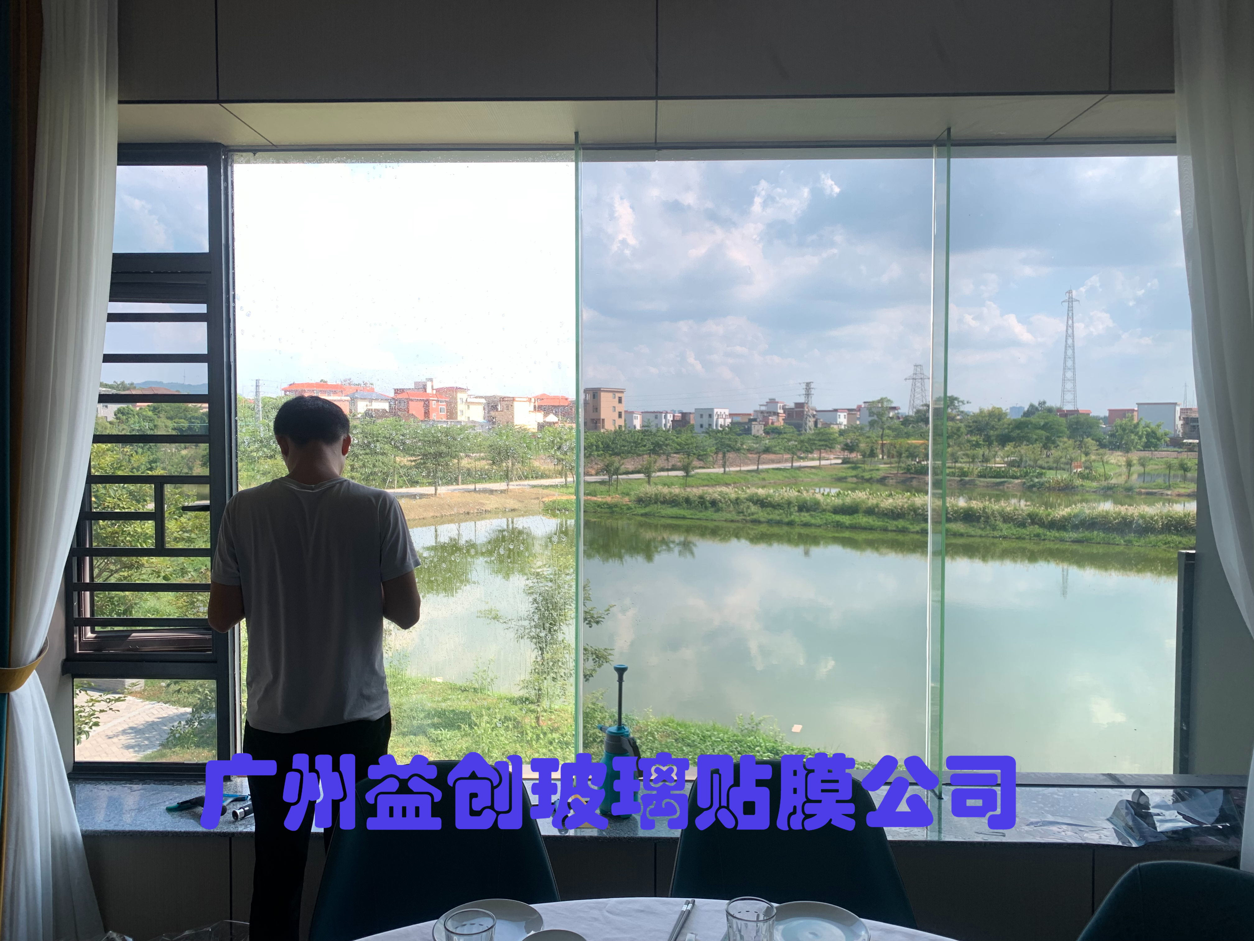 玻璃贴膜上门安装