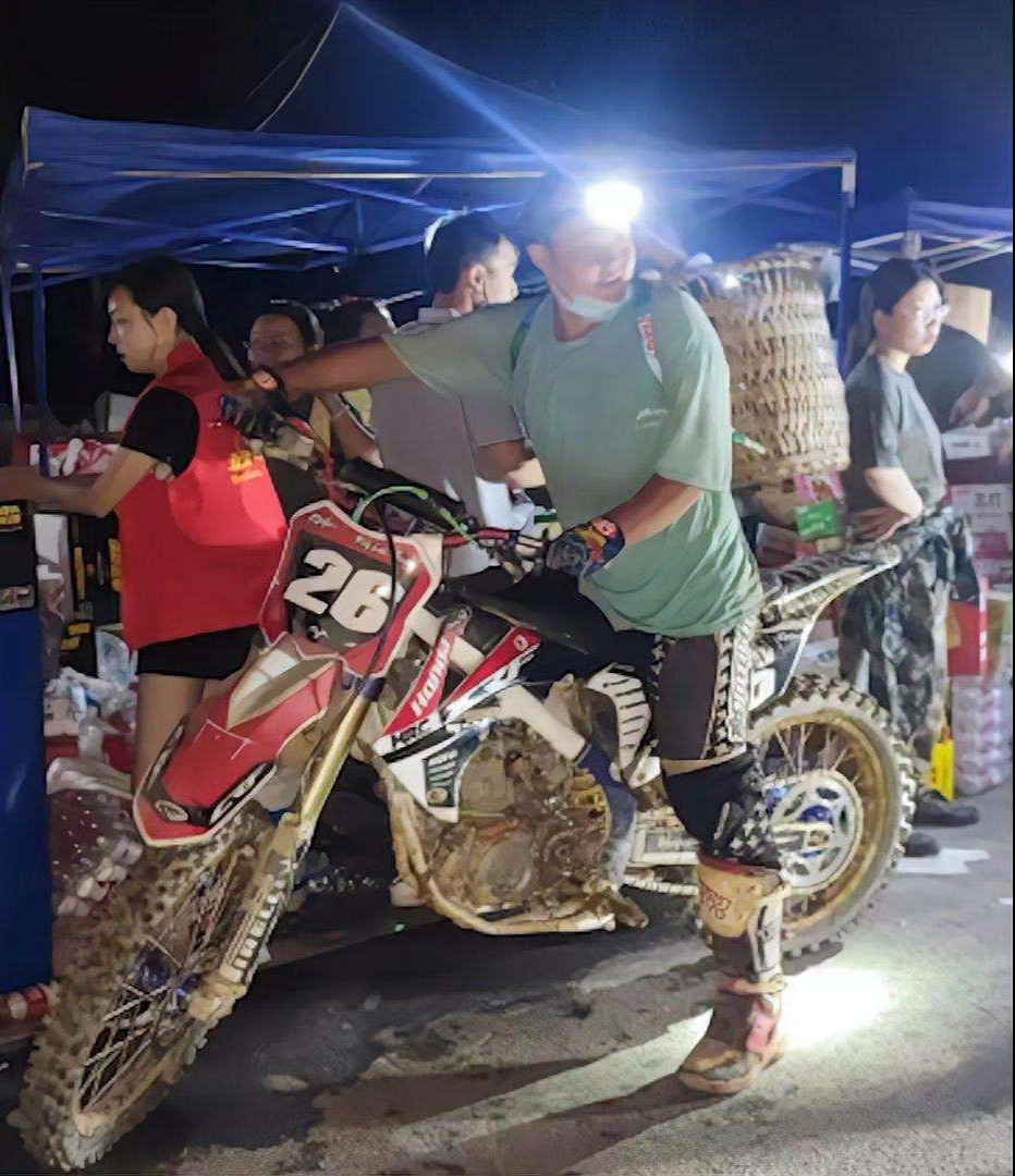 "龙麻子"回应借钱买油救灾,骑着别人送的新摩托,又上山捡垃圾