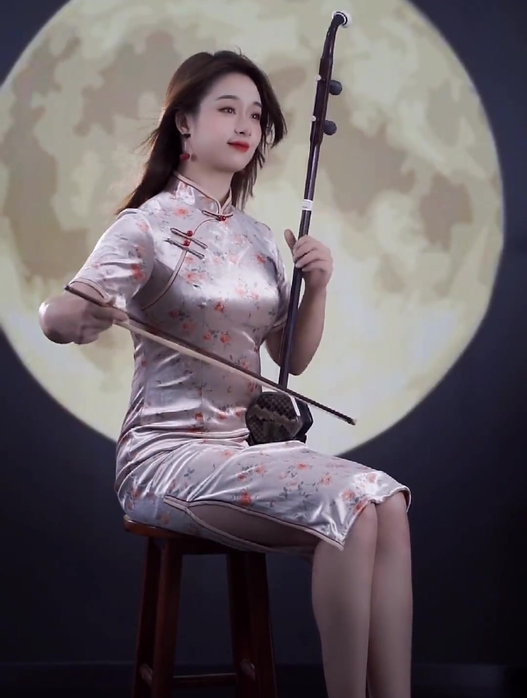 二胡演奏《想你的时候问月亮》-度小视