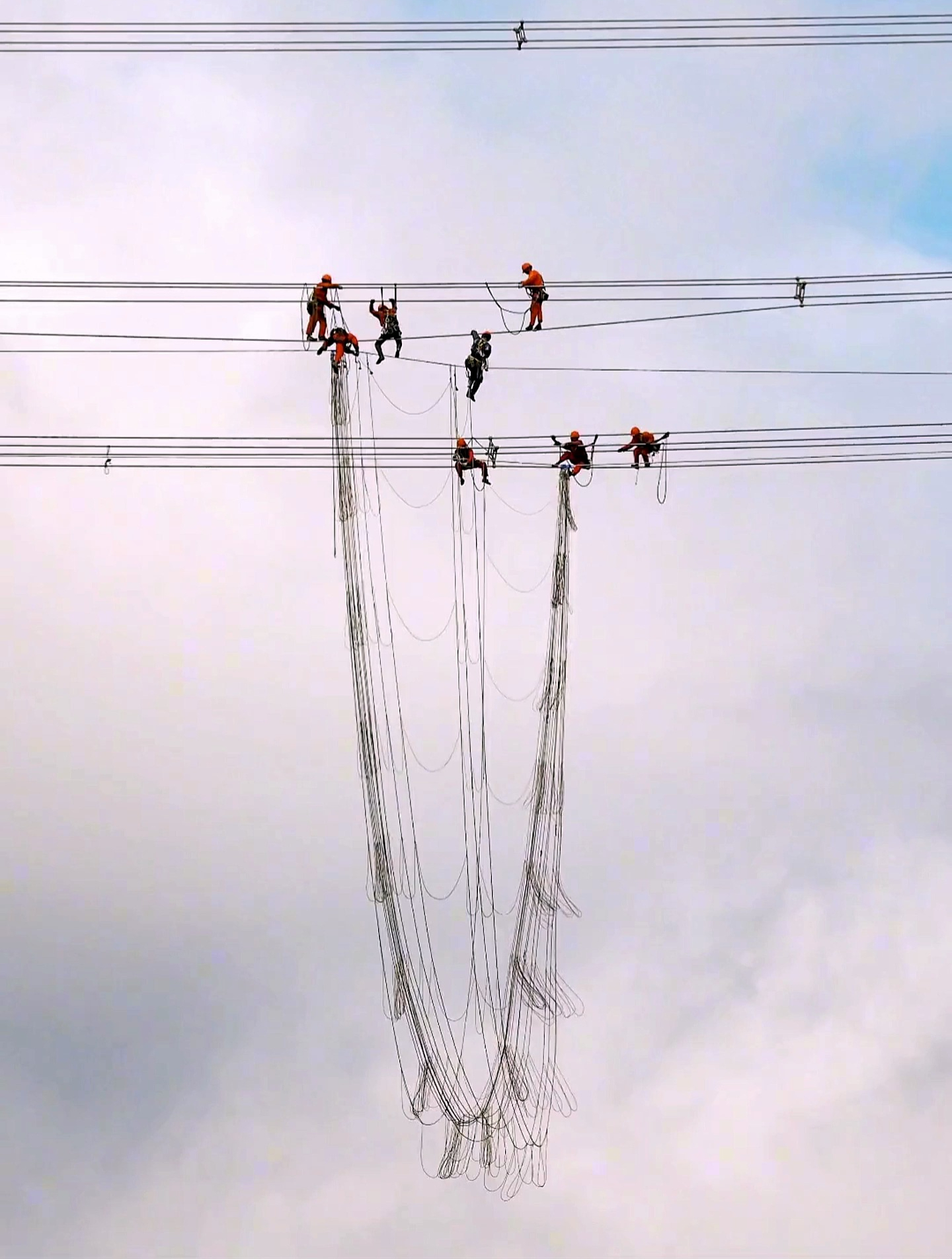天上惊现"空中飞人",500千伏高压线上高强度工作