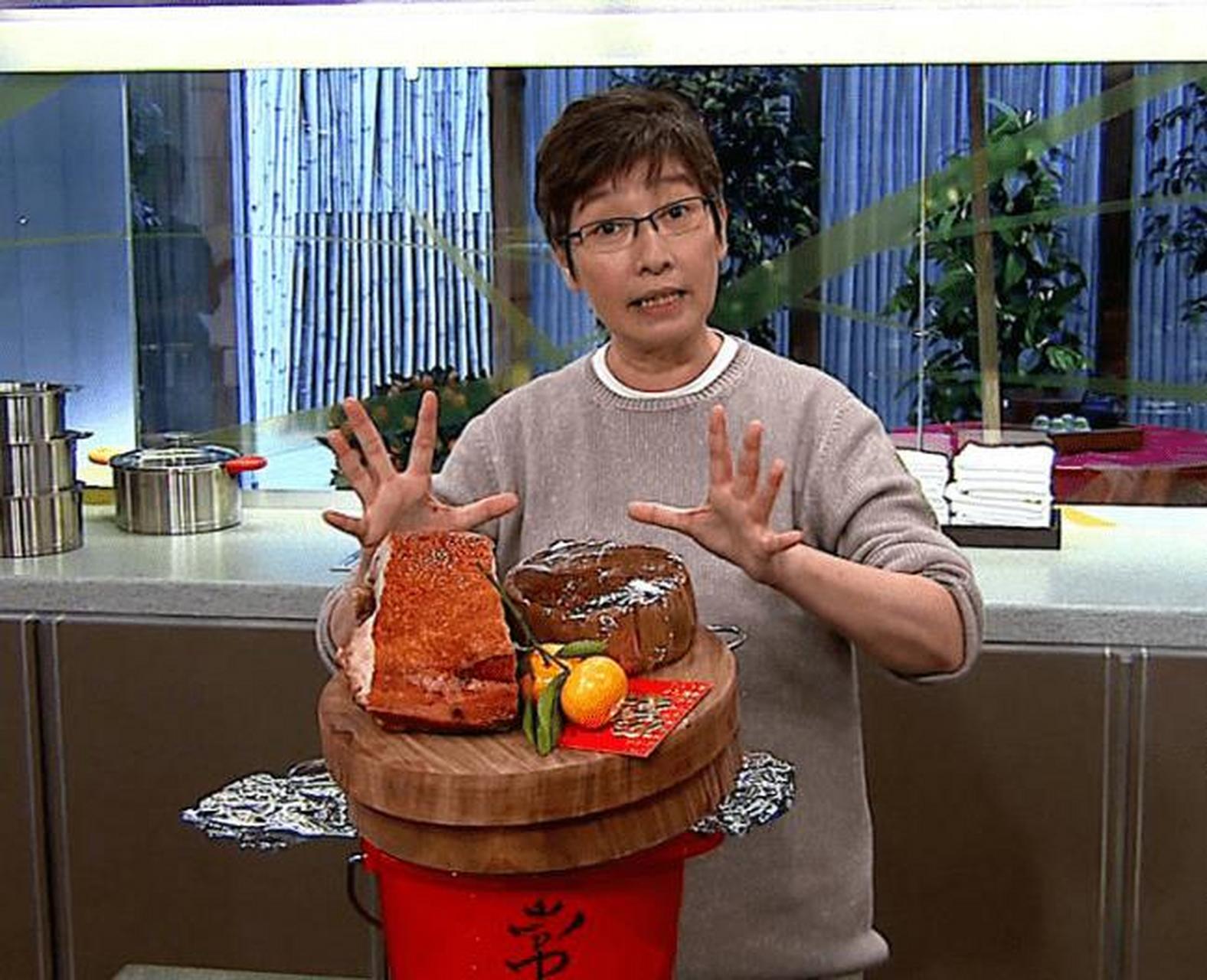 金燕玲,68岁,曾两度离婚,患癌后得到同性伴侣苏施黄的陪伴支持,最终