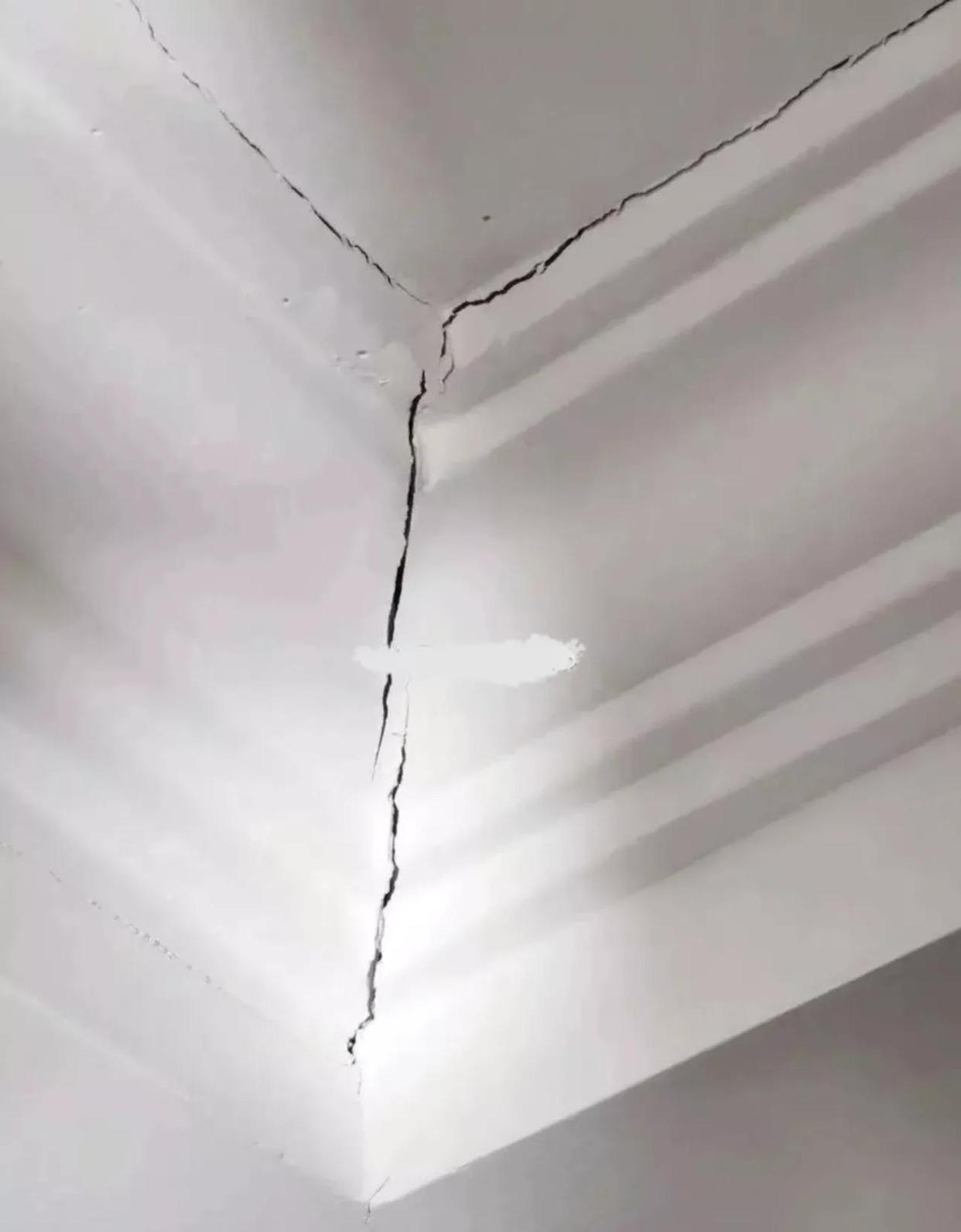 屋内墙面惊现裂缝,治开裂!这有一招好法
