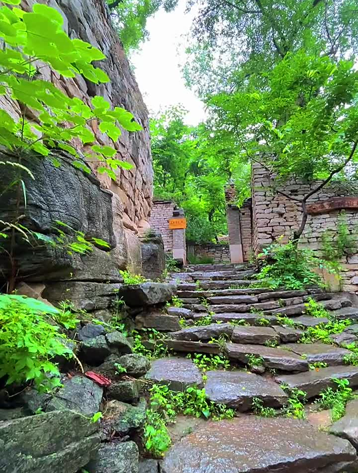 如果厌倦了城市的喧嚣,就来古村的青石板小路走一走