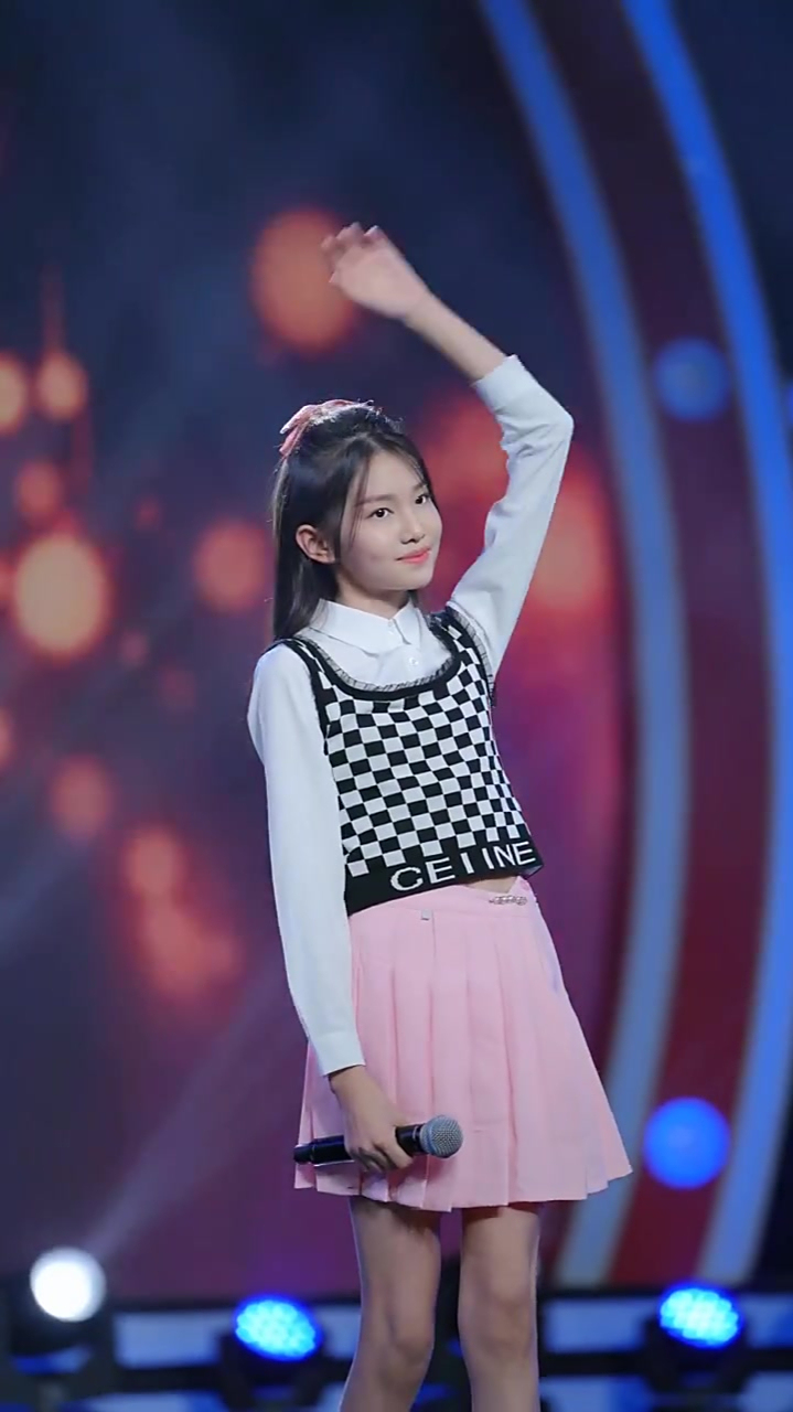 宋小睿上舞台了还是穿着小短裙这样显得她的身材很好