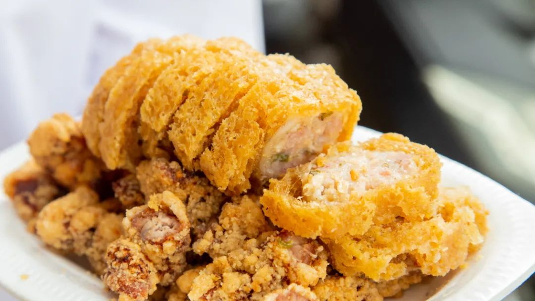 腰卷的制作,要提前一天准备馅料,外面包裹一层新鲜且完整的网油,再上