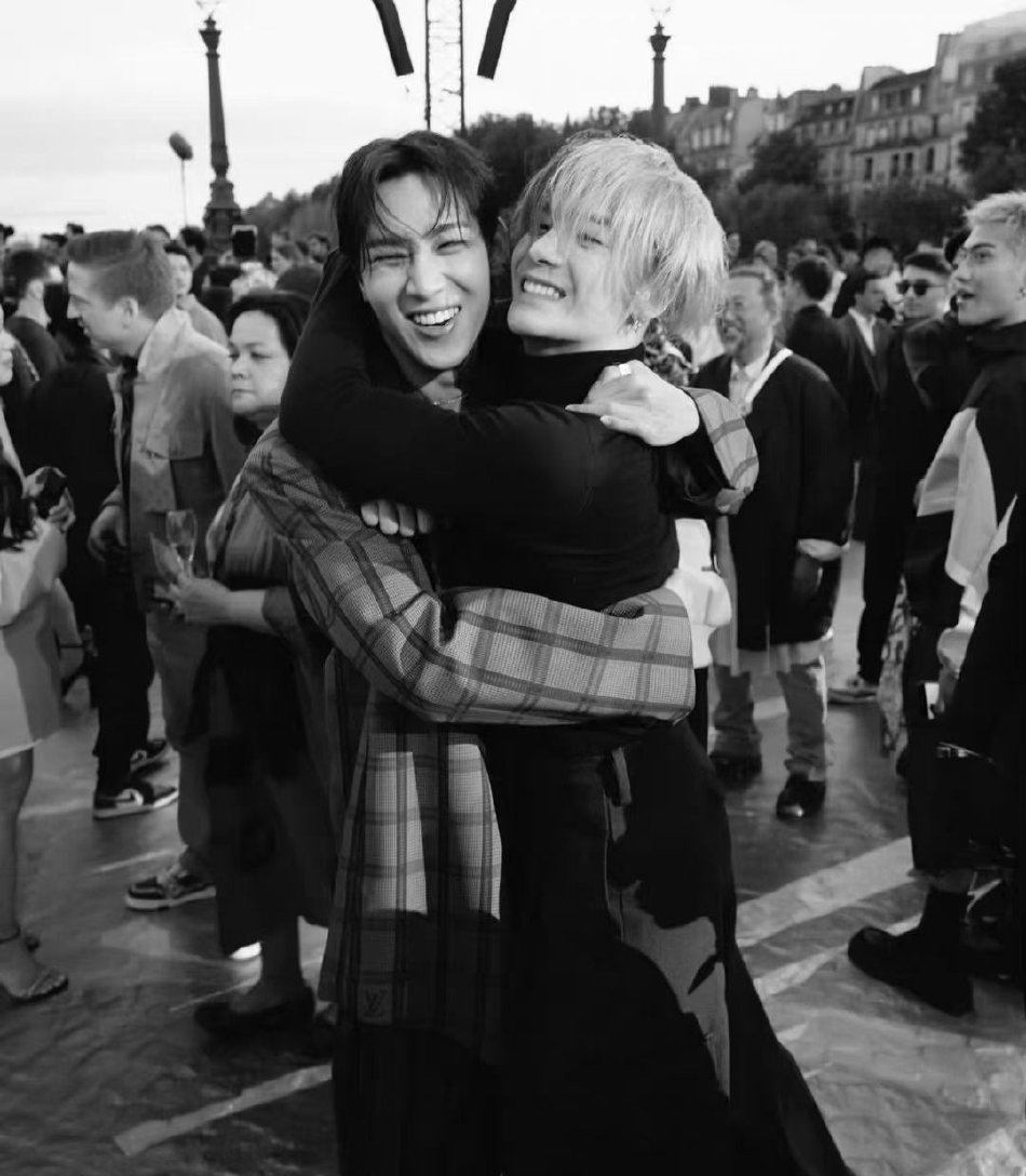 王嘉尔bambam同框拥抱大片释出 感情亲密画面养眼