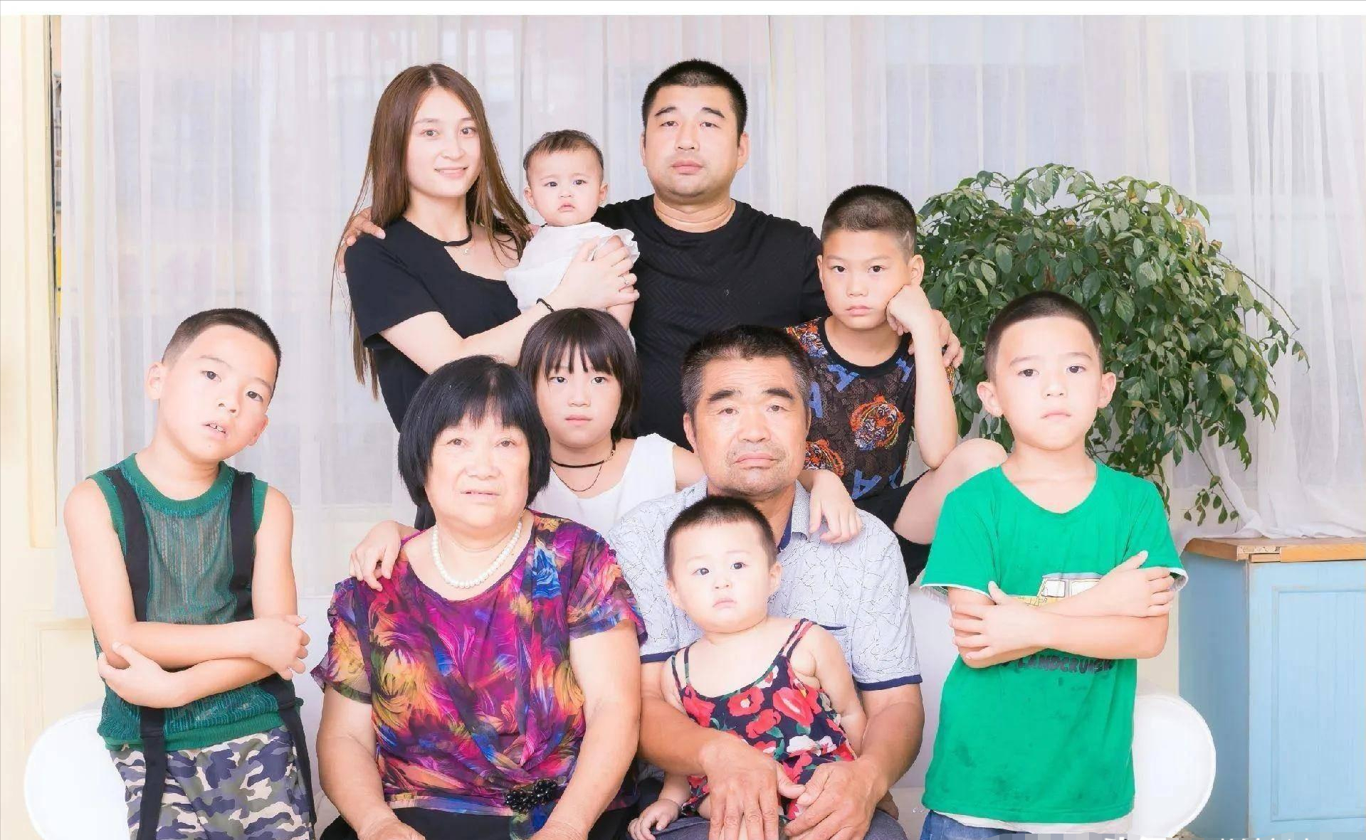 回顾31岁网红沉迷生孩子13年生9娃直言不想浪费丈夫的"好基因"