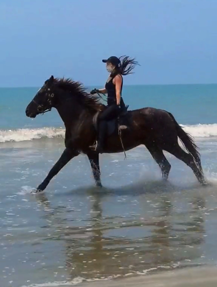 海边骑马,美女的表现,带你感受激情和热血!-度小视