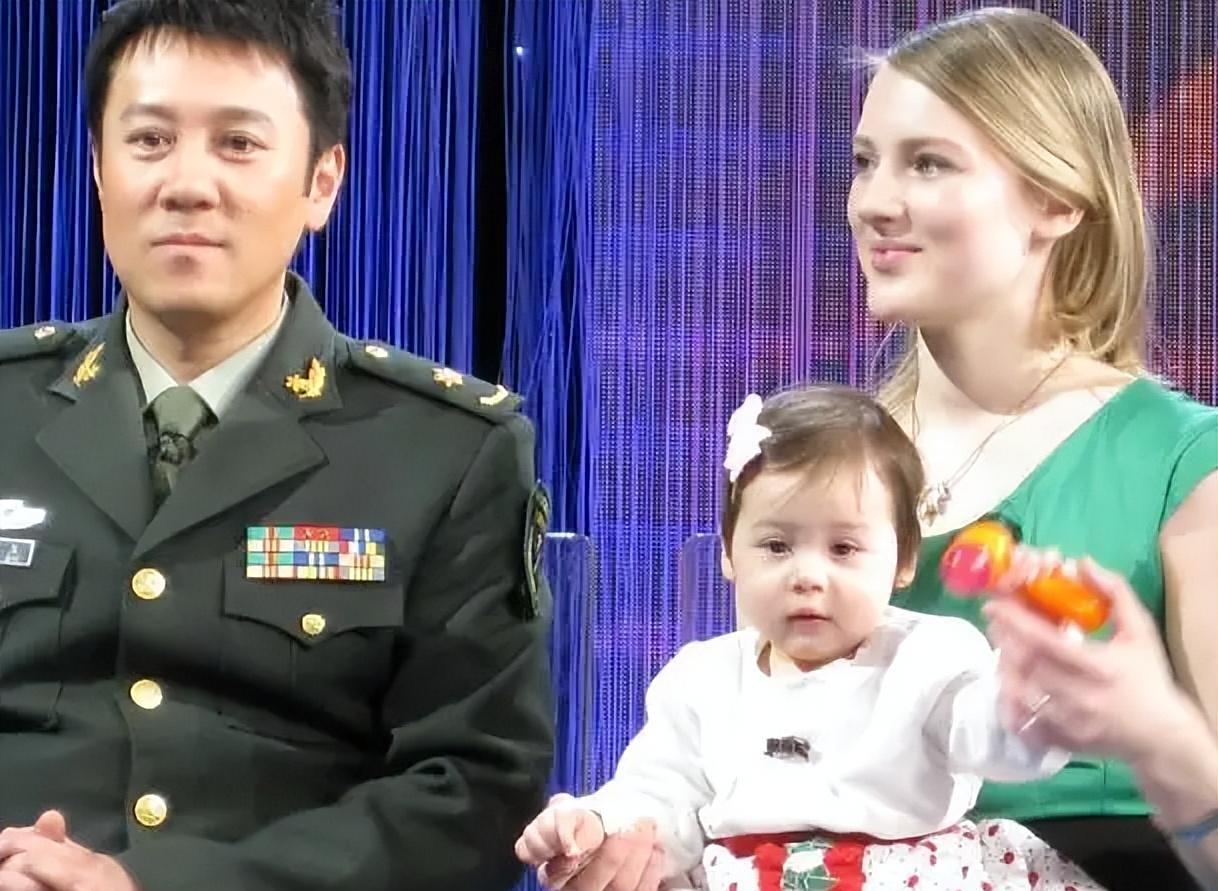 回顾55岁蔡国庆官宣喜讯:这辈子最幸运的事,就是路上捡到一个老婆