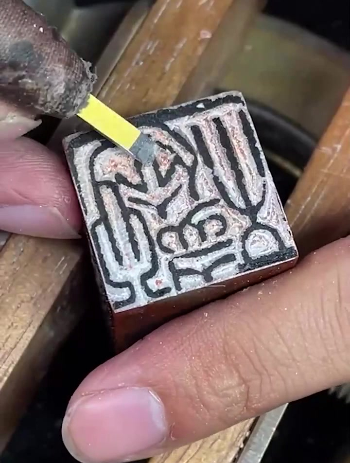 纯手工刻章,传统的手法,接下来,这是个高手!