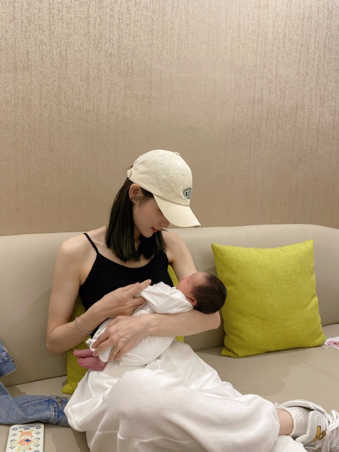 张馨月晒抱婴儿照,动作娴熟好温柔,网友误以为她为林峰生二胎了