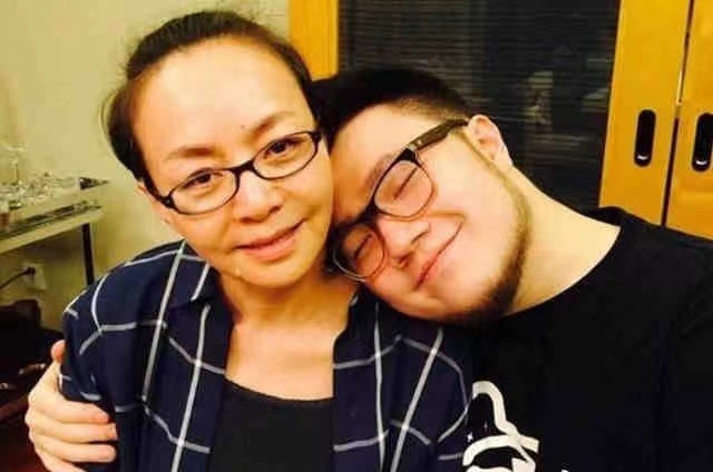 巴图宣布妻子生子,英达却冲上热搜,网友:不配