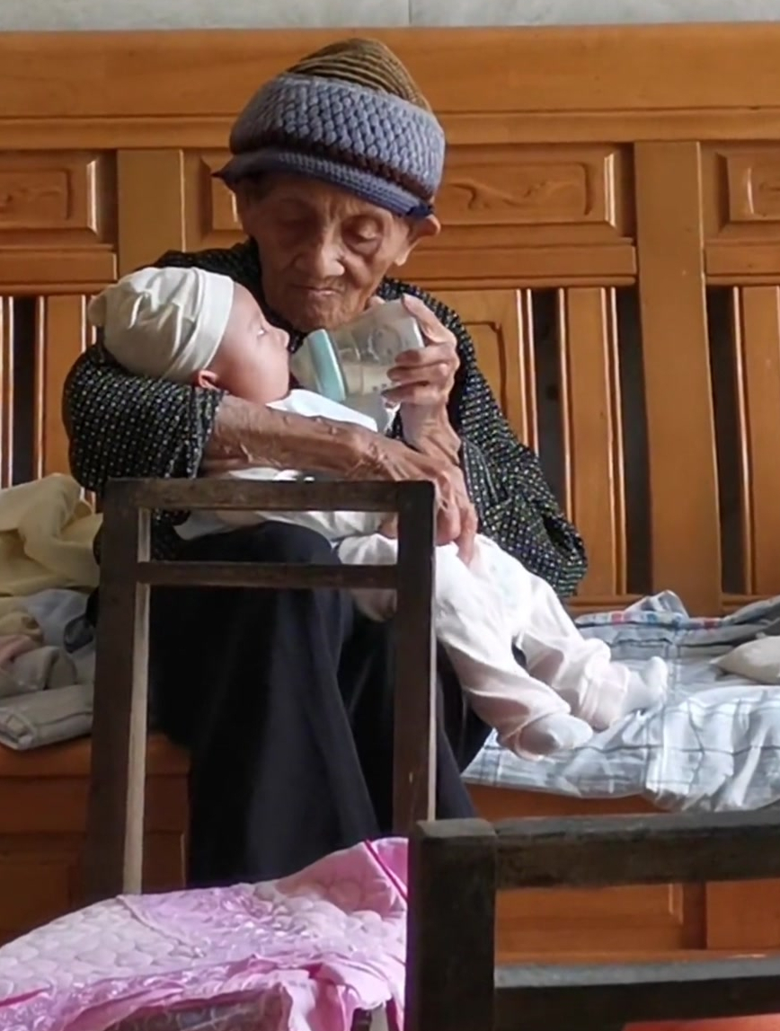 90岁祖奶奶抱着孩子,这一幕让人欣慰,也让人心酸