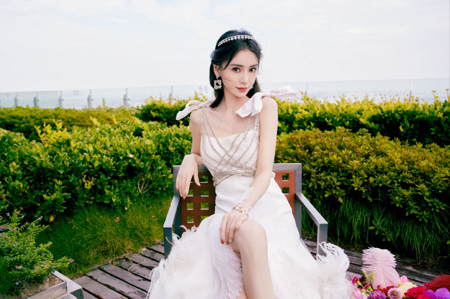 angelababy穿比基尼享受海滩风光,身材苗条笑容甜美