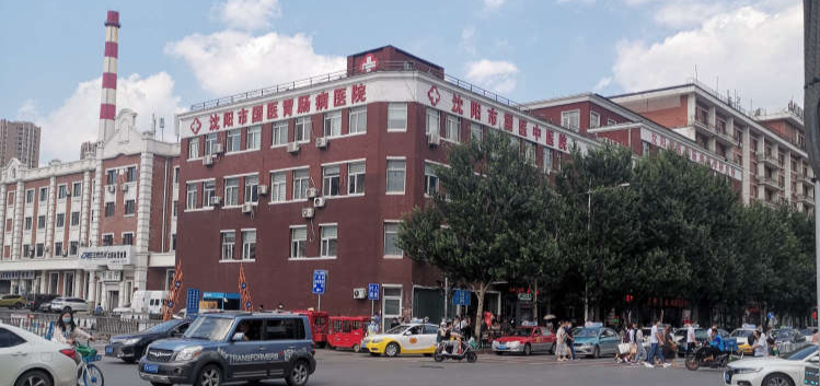 突发,沈阳一全裸女子医院楼顶欲跳楼轻生?消防救援已赶到现场