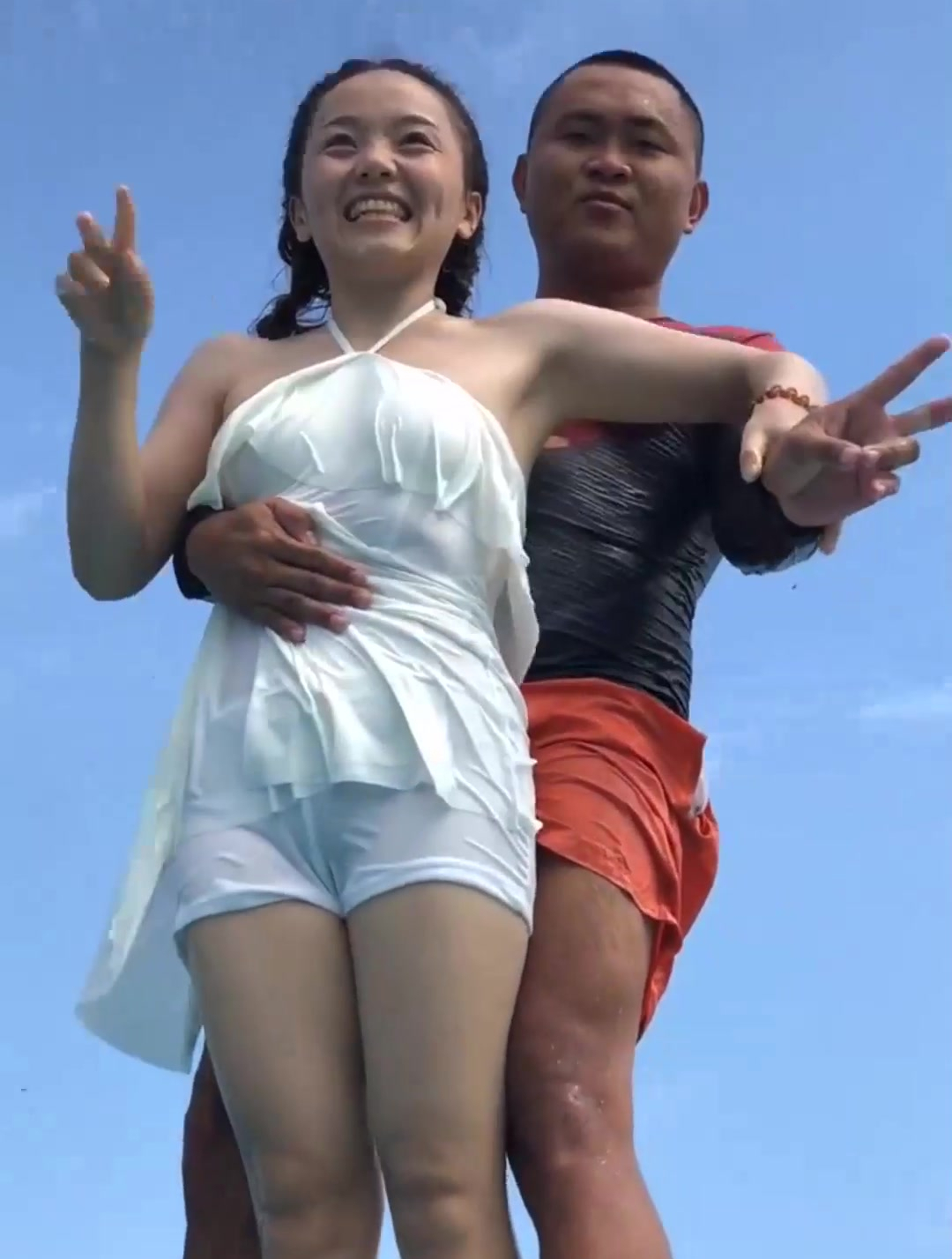 美女挑战水上飞人,看到这一幕,我羡慕那个男教练!-度小视