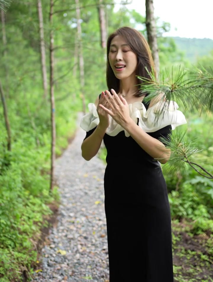 最美女中音张洋户外演唱《小路》欢迎大家观看-度小视