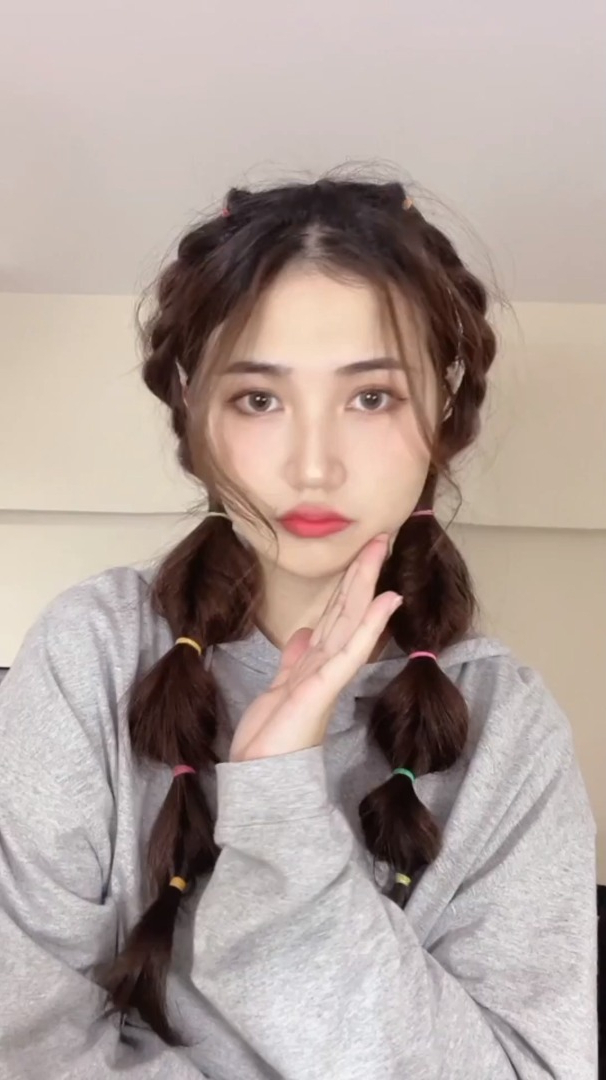 既蓬松又持久的灯笼麻花辫简单又日常