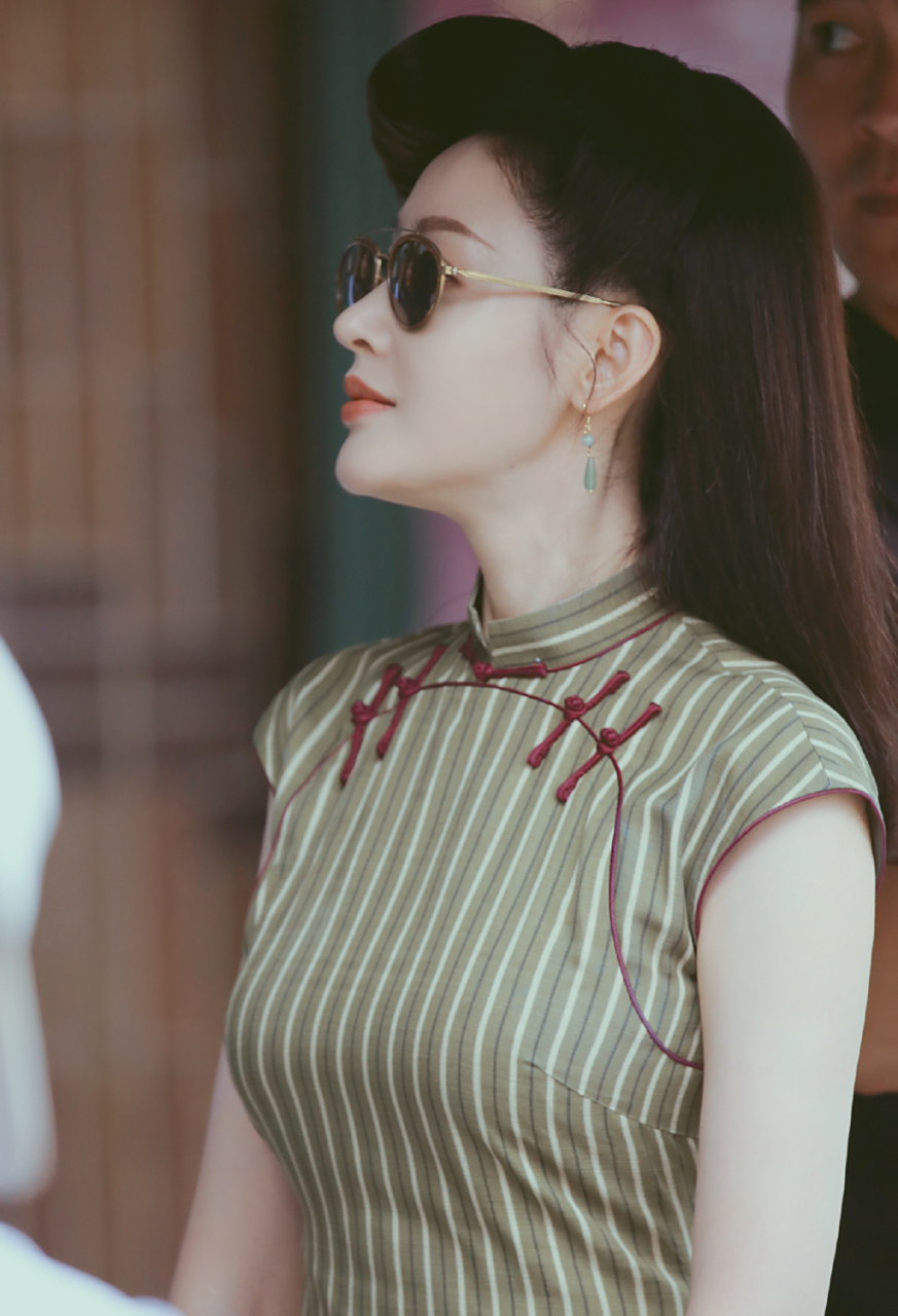 张天爱在守护者们剧组拍戏时,身着一件红色旗袍,将她的s形身材曲线