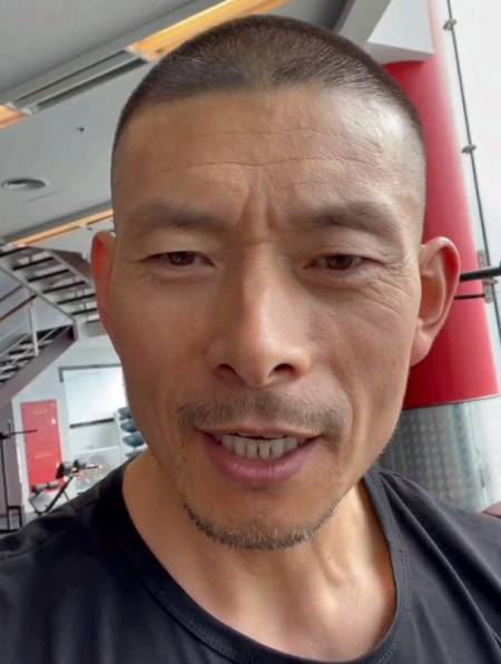 2022-08-120是大饼哥jack啊0粉丝  关注小娥故意勾搭黑娃,黑娃被吓得