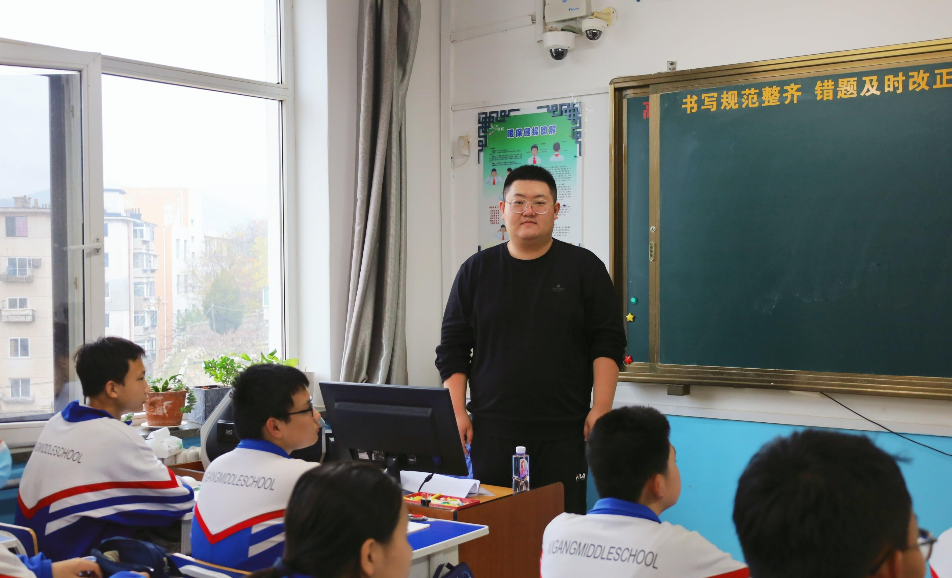 西岗党员律师普法讲师团到大连市西岗中学宣讲宪法