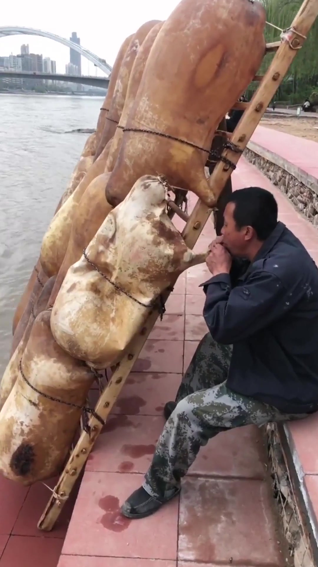 传闻中的羊皮筏子竟然是用嘴吹气的这得多大肺活量