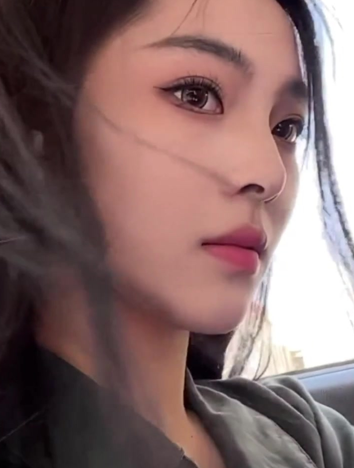 小姐姐自信晒自拍,这眼神有种王祖贤的既视感,网友:我就知道老祖宗不