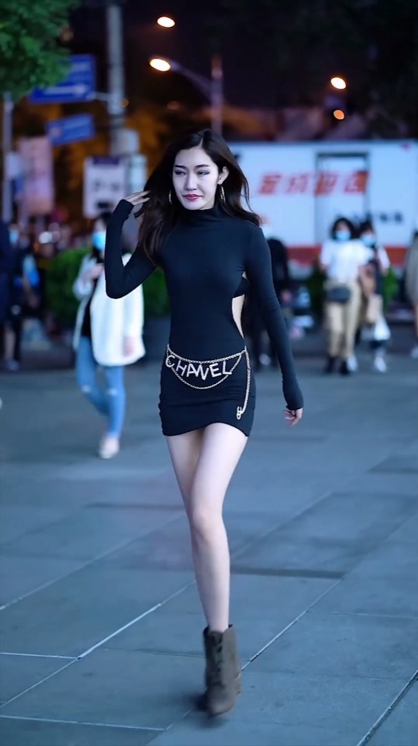 蓓蓓爱路拍小姐姐也太酷了吧这气质怕是大哥的女人