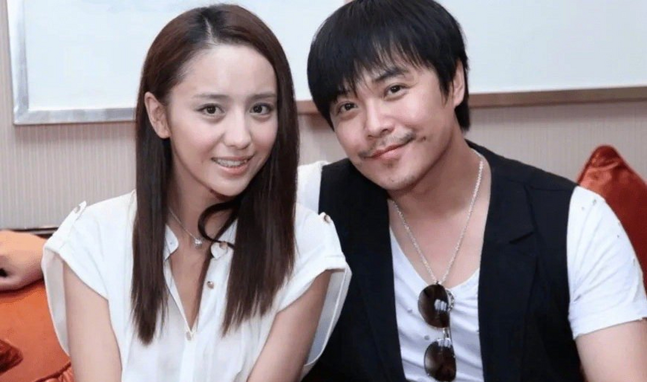 陈思诚晒照祝佟丽娅生日快乐了#  8月8日是佟丽娅的生日,她的前夫