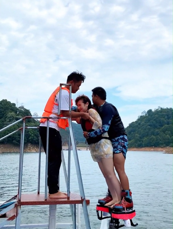 小姐姐玩水上飞人害怕安全员都不舍得放手教练拉起来就飞