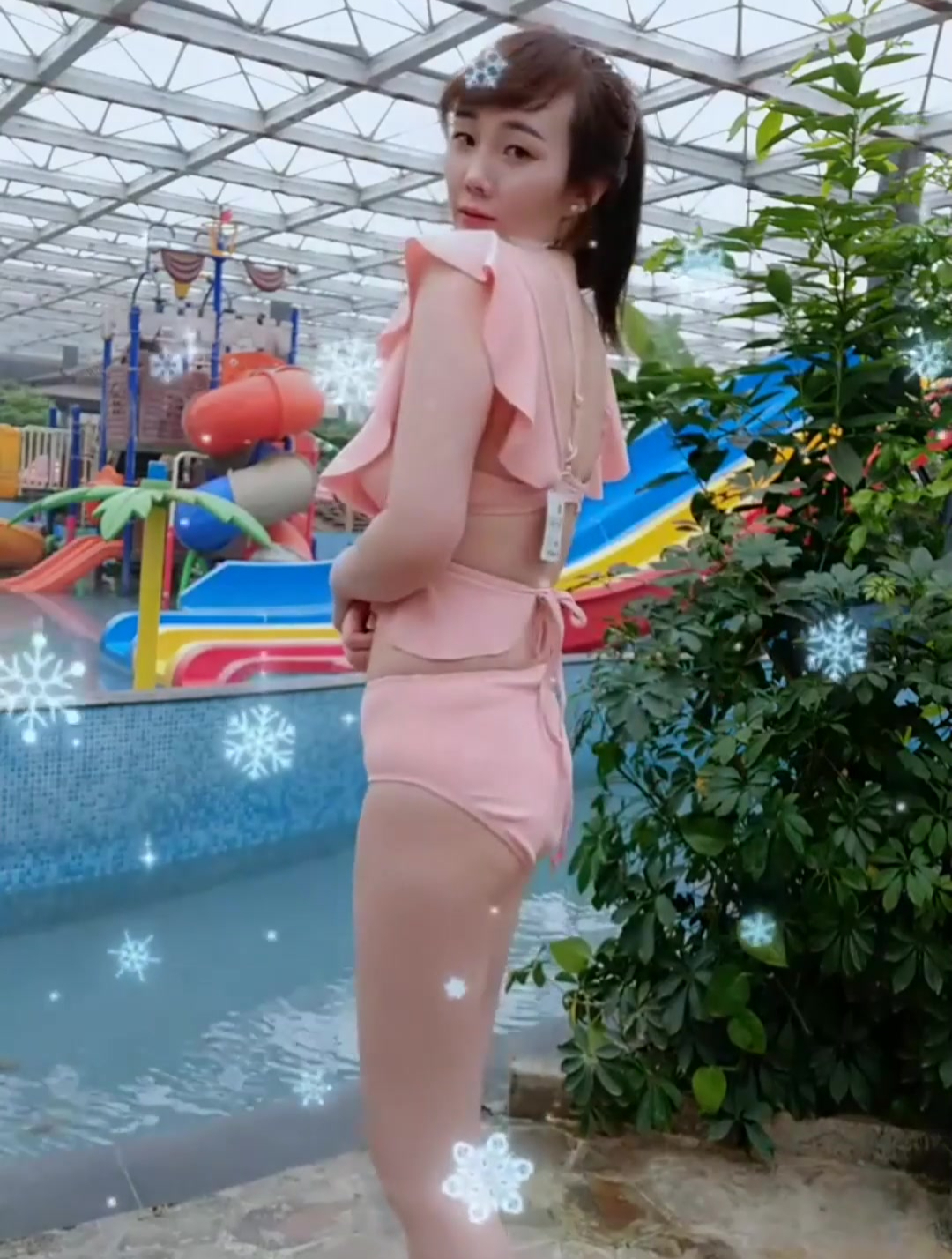 水上乐园街拍比基尼美女,看到她的这身穿着,真是让人心动-度小视