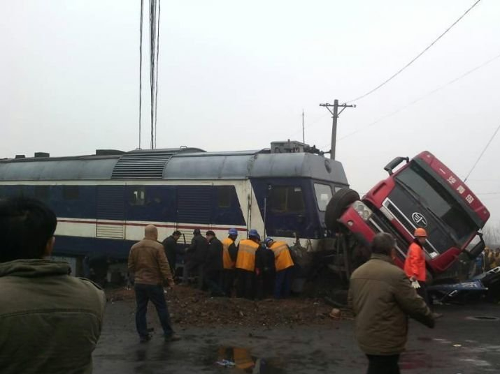 惊心动魄!河南一货车与火车相撞,大货车司机不幸身亡!