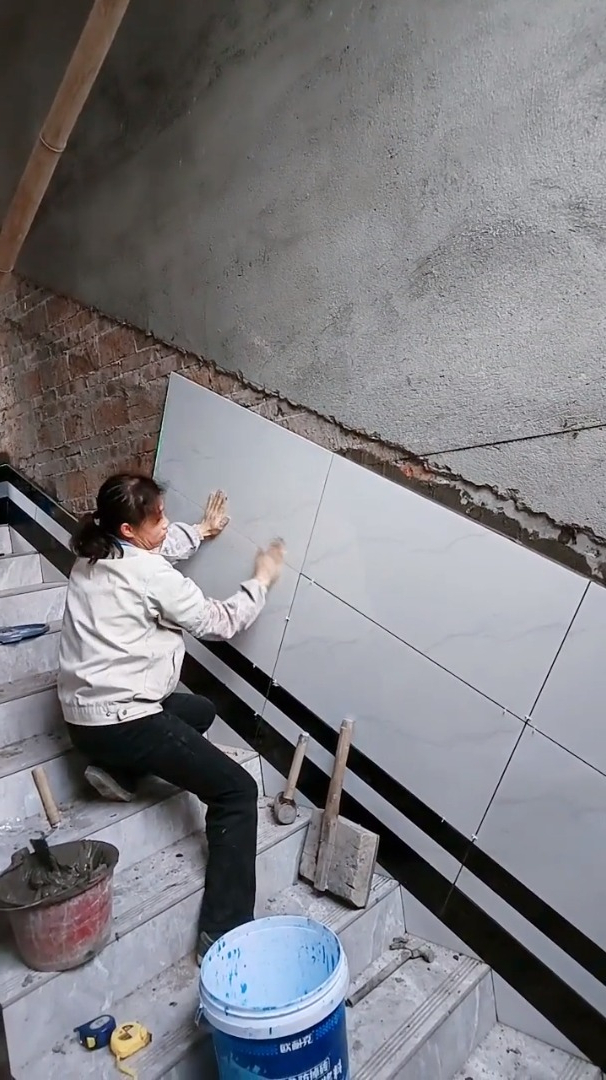 40ⅹ80斜贴楼梯墙砖,不比平贴的好看-度小视