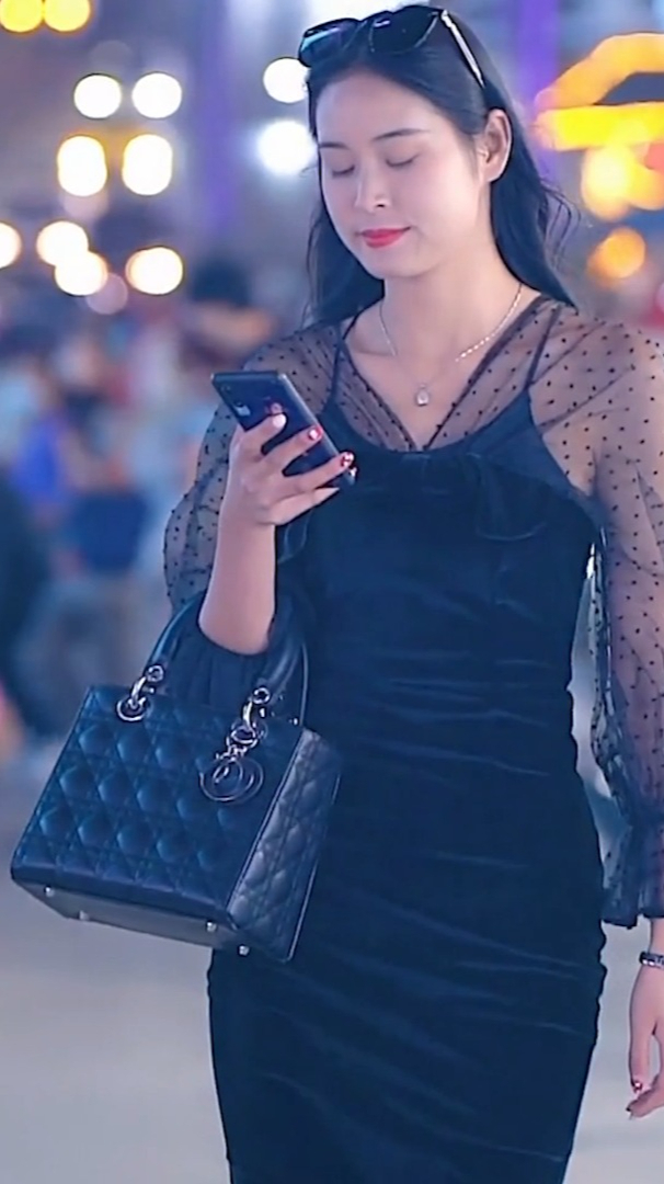 街拍杭州美女:据说这是很多30岁男人喜欢的女友类型,对吗?