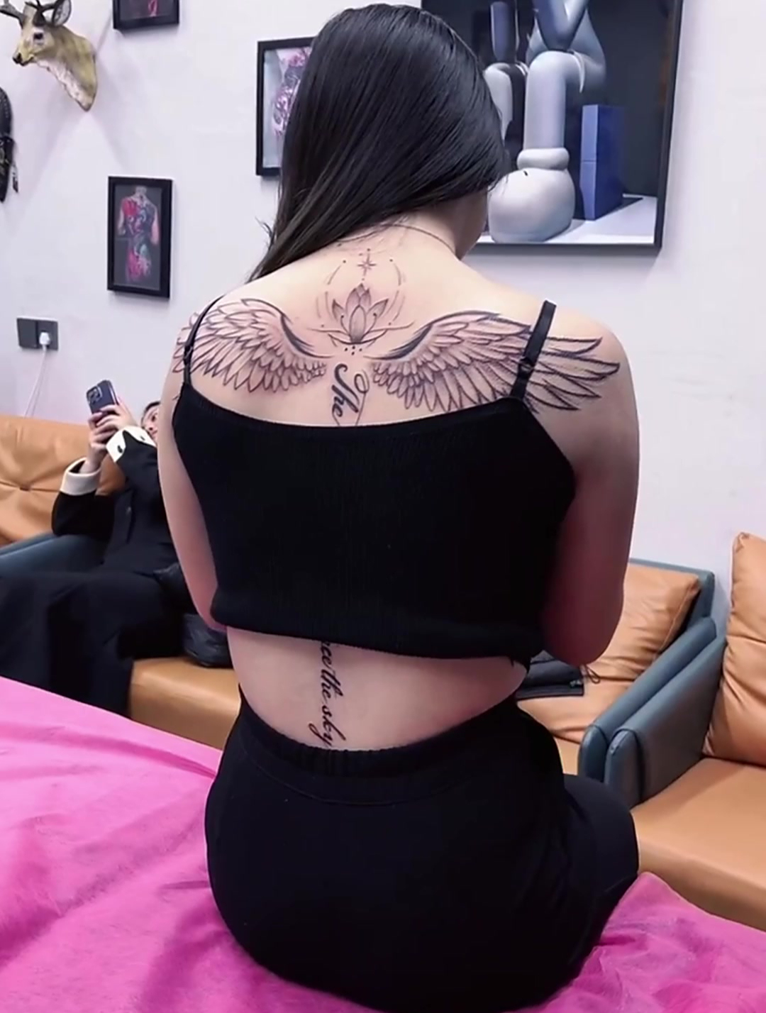 小姐姐后背纹身,这样式也太好看了,真是个性呢