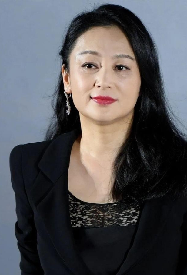 婚后27年,陈红夫妇的"遮羞布"却被亲儿子撕下!一家都不是善茬